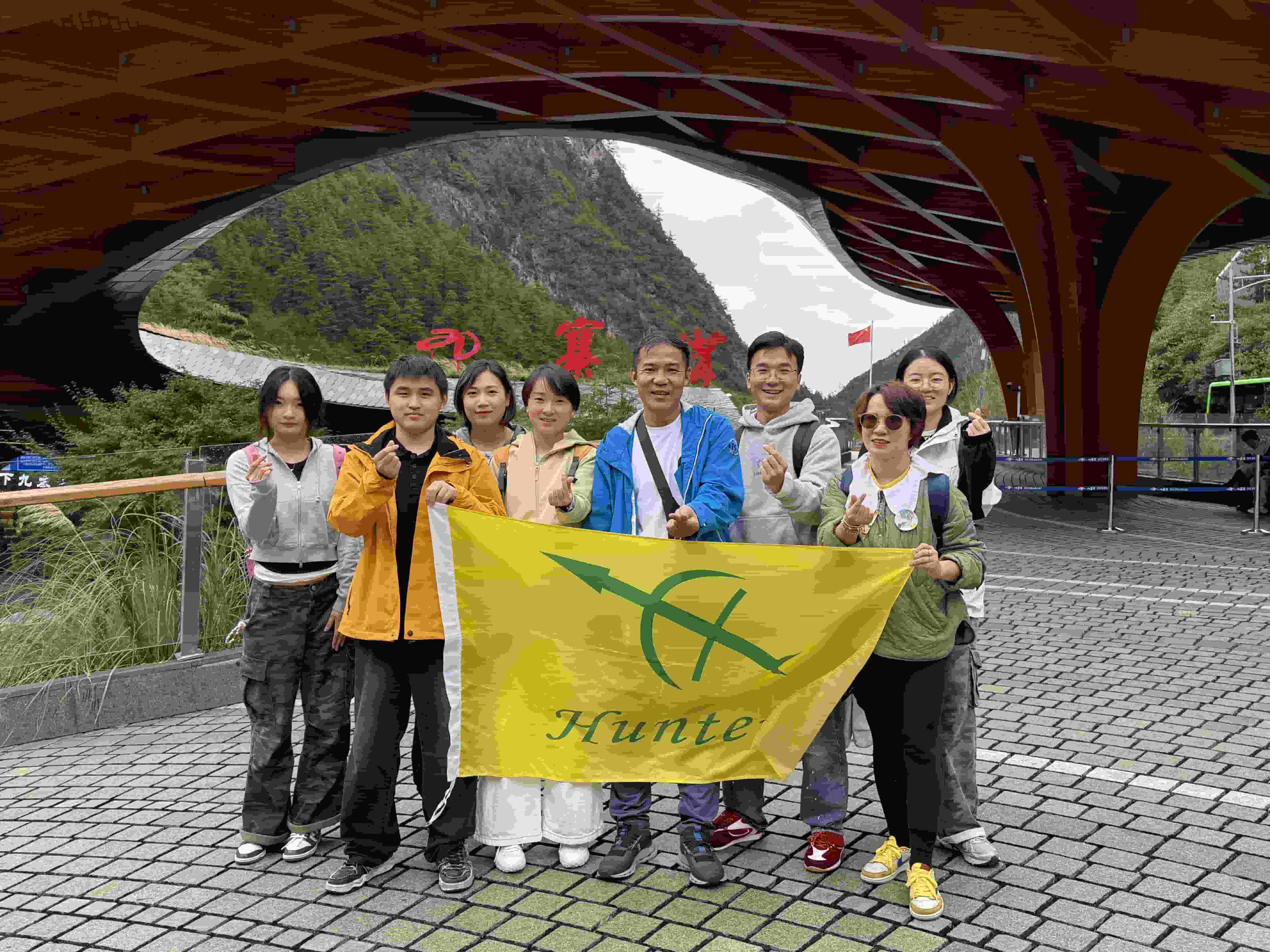 Таулар мен теңіздерден тыс, қолөнерді біріктіреді | Шанхай визалық пластмассасының деректі фильмі «jiuzhaigou-huanglong-chengdu» командасы